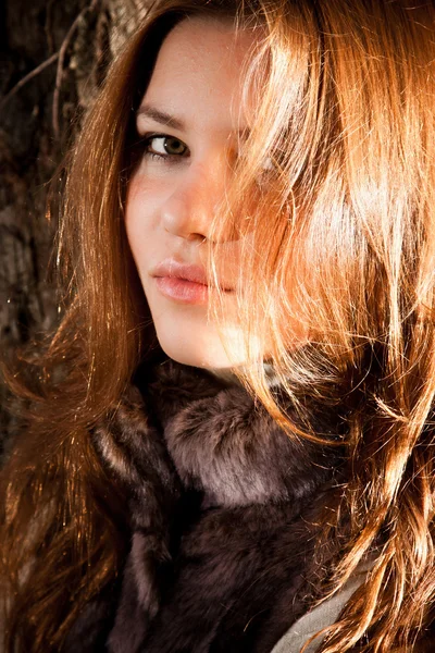 Porträt des süßen rothaarigen Mädchens posiert im Sonnenlicht — Stockfoto