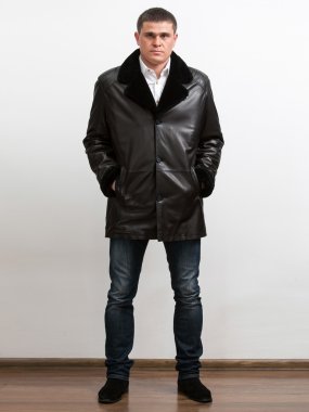 Klasik siyah deri ceket giyiyor ve ceplerinde elele dostum