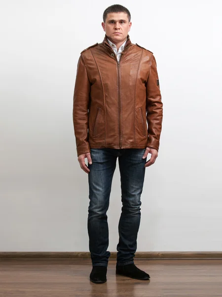 Porträtt av eleganta man i brunt läder jacka — Stockfoto