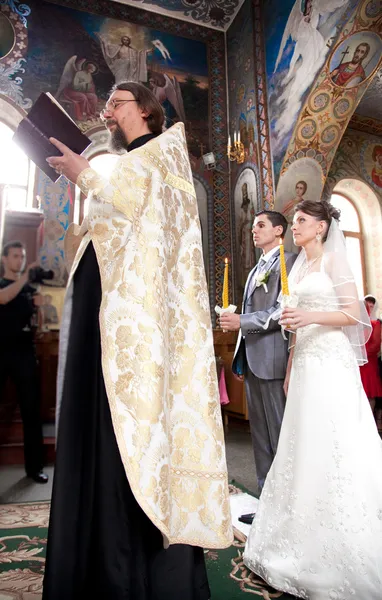 Couple se marie à l'église par un prêtre orthodoxe — Photo