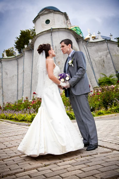 Married couple holding hands in ancient castle — Stock Photo, Image