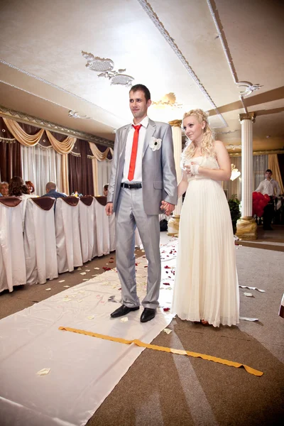 Married couple holding hands at restaurant hall — Stock Photo, Image