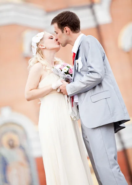 Newly married couple kissing on street at summer — Stock Photo, Image