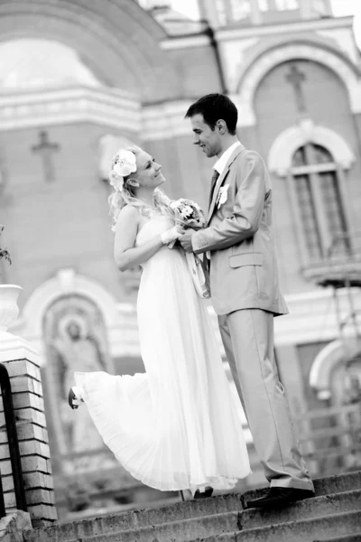 Married couple holding hands and looking at each other on street — Stock Photo, Image