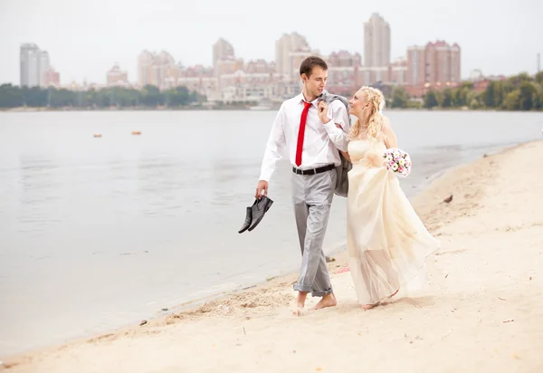 Rencontres couple marchant sur la plage à la ville — Photo