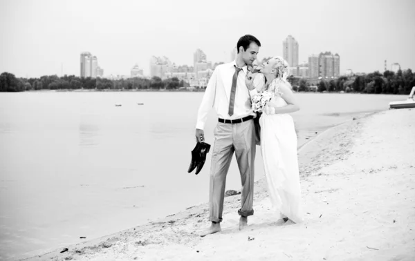 ビーチを歩くデートのカップルの写真 — ストック写真