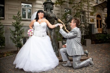 sokakta güzel gelin önünde diz çökmüş damat