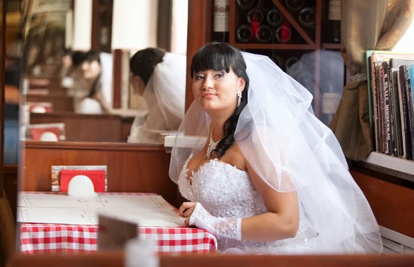 Morena novia sentado detrás de la mesa en el restaurante francés —  Fotos de Stock