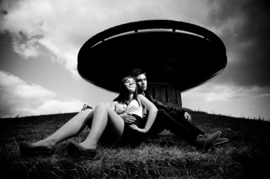 Şık çift Hill'de oturan fotoğraf