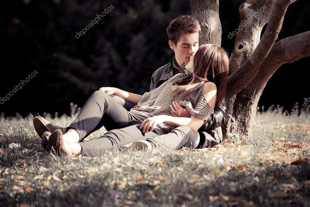 мужчина и женщина на природе. дерево ночью. пары под деревьями. пары под деревьями. пары под деревьями.