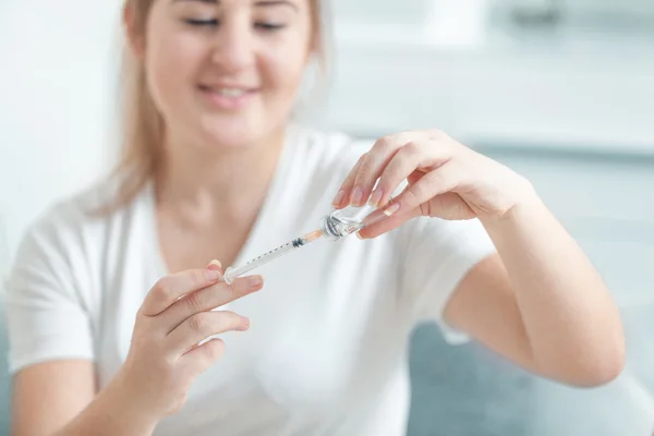 Kobieta napełniania strzykawka insuliny z lekiem z ampułki — Zdjęcie stockowe