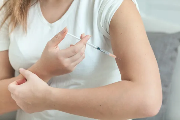 Fotó nő csinál injekciós fecskendővel a kezében — Stock Fotó