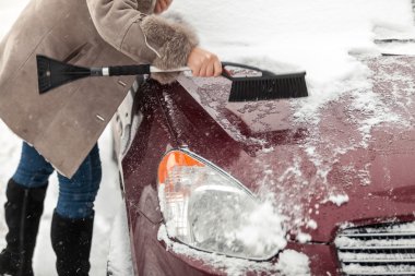 Fırça tutan ve araba kar temizleme kadın fotoğrafı