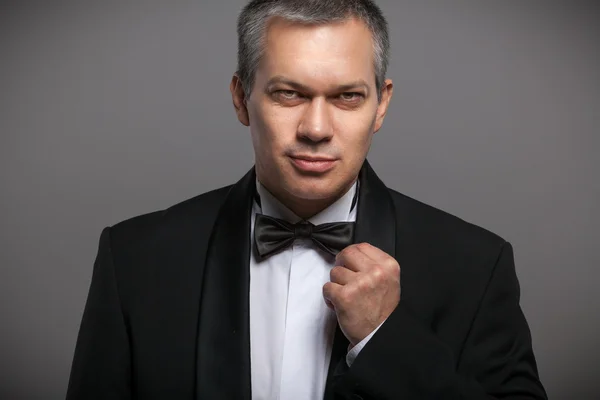 Портрет сексуального чоловіка в чорному костюмі і краватці — стокове фото
