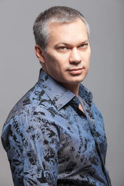 Retrato de hombre guapo con pelo gris en camisa azul —  Fotos de Stock