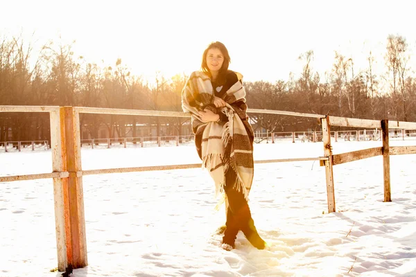 Retrato de la mujer apoyada en la cerca en el rancho en el día de invierno —  Fotos de Stock