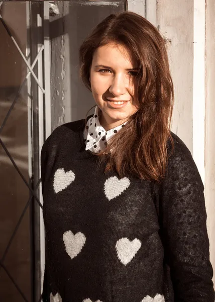 Ritratto della ragazza hipster in maglione nero lavorato a maglia — Foto Stock
