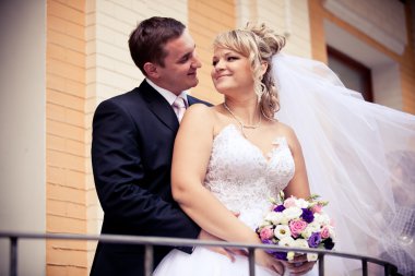 yakışıklı damat gelini gelen sokakta sarılma