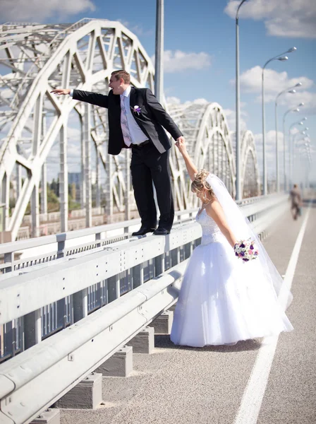 Mladý ženich utíká nevěsta — Stock fotografie