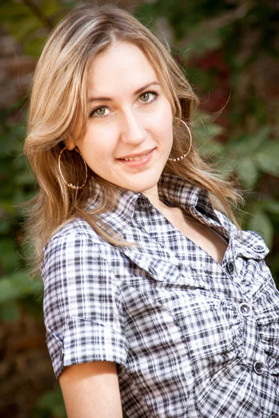 Outdoor portrait of young blonde girl looking at camera — Stock Photo, Image