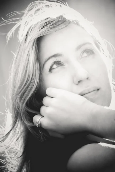 Portret van leuke vrouw met haar geblazen door de wind, zonnestralen — Stockfoto