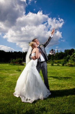 damat sarılma gelin ve gökyüzü parmakla işaret