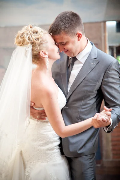 Portrait of bride and groom dancing waltz — Stock Photo, Image