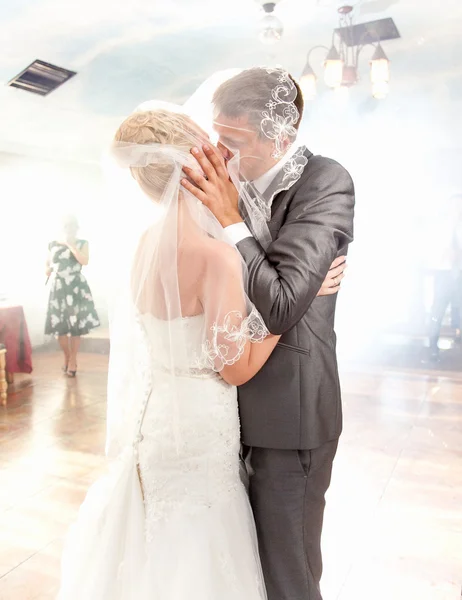 Portrait of newly married couple kissing on dance floor — Stock Photo, Image