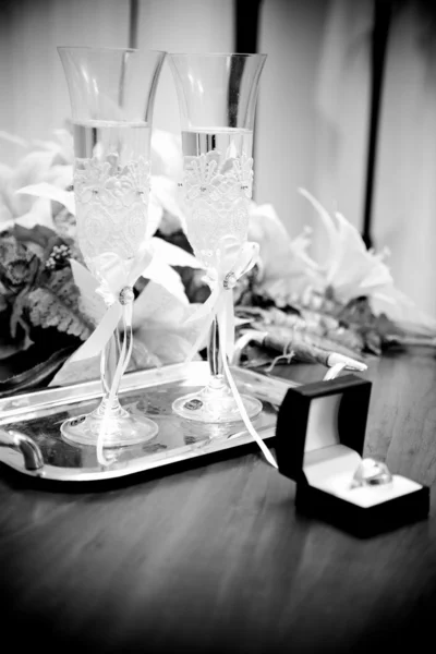 Doos met bruiloft ringen tegen twee glazen van champagne — Stockfoto
