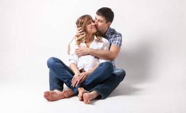 hamile kadın oturup..... zemin ve yakışıklı bir adam tarafından öptü