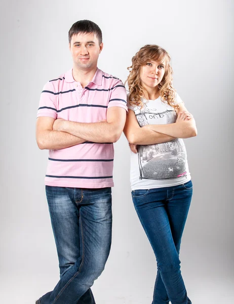 Man en zwangere vrouw staan dicht bij elkaar in studio — Stockfoto