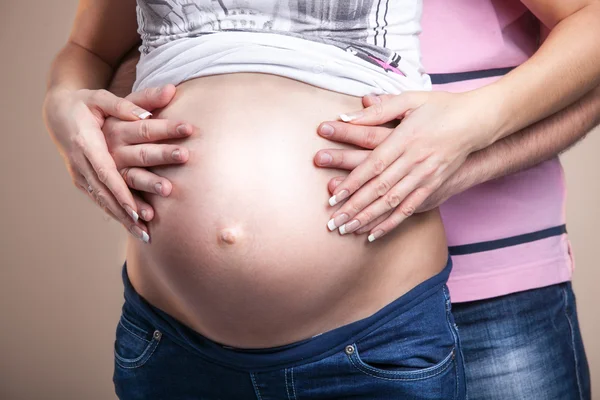 Knuffelen van terug buik van zwangere vrouw man — Stockfoto