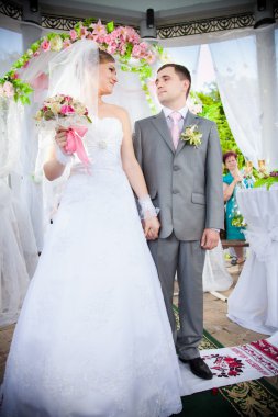 Gelin ve damat oyuk içinde duran ve elele