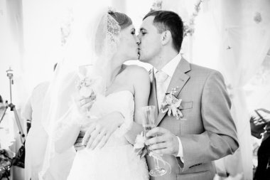 Gelin ve damat öpüşme kameriye closeup portresi