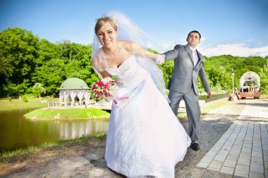 damat gelini yakışıklı çekerek el ile parkta