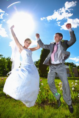 Elele ve yüksek atlama parkta evli çift