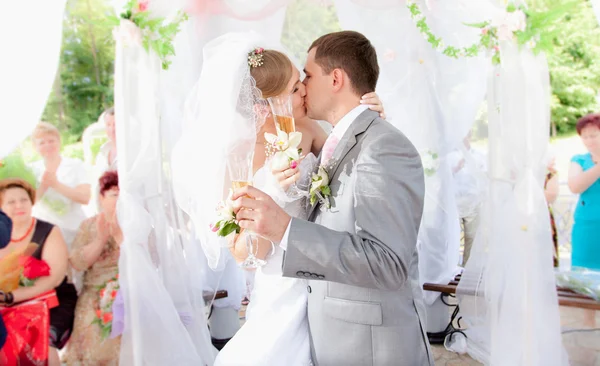 Retrato de casal recém-casado beijando durante a cerimônia — Fotografia de Stock