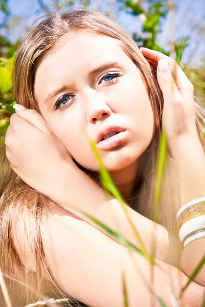Portret kobiety blondynka siedzi w trawie — Zdjęcie stockowe