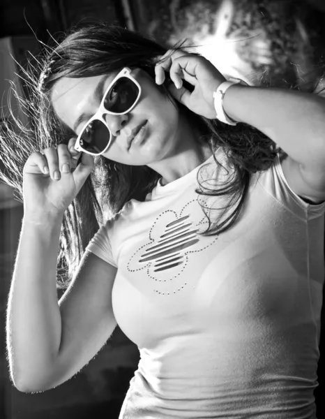 Sexig kvinna med stora bröst bär solglasögon utomhus — Stockfoto