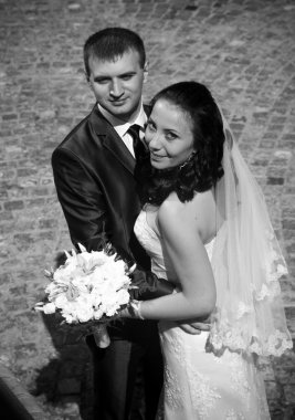 evli çift yol kaldırım ve kameraya bakarak sarılma