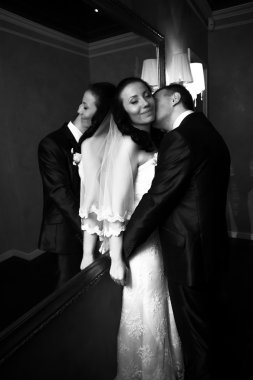 portre sevmek yakışıklı damat gelinin ayna karşı