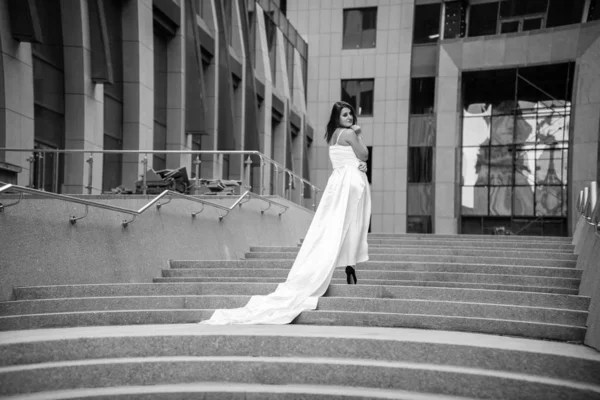 Foto de mulher de vestido com véu longo andando na escada — Fotografia de Stock