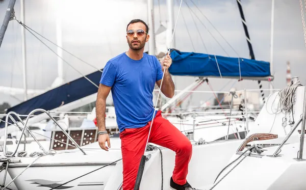 Hombre latino de pie en yate y mirando el cielo tormentoso — Foto de Stock