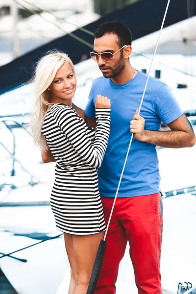 Latein Mann umarmt sexy blonde Frau auf Jacht — Stockfoto