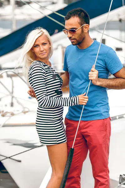 Pohledný Latinské muž a blond žena stojící na jachtě — Stock fotografie