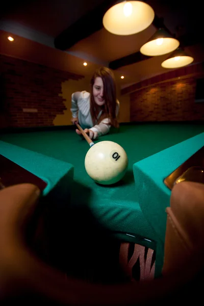 Brunette femme visant avec cue au ballon de billard — Photo