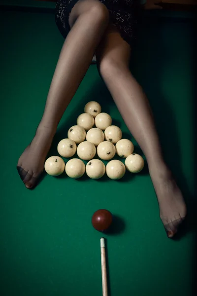 Більярдний м'яч, спрямований на сексуальні жіночі ноги в панчохах — стокове фото