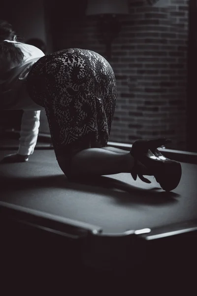 Tiro de mulher sexy em pé na mesa de snooker — Fotografia de Stock