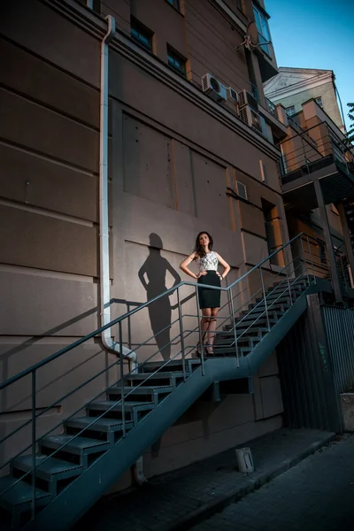 Woman standing on balcony with metal railings — Stock Photo, Image