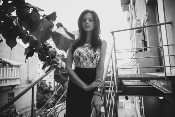 Beautiful brunette lady standing on balcony — Stock Photo, Image